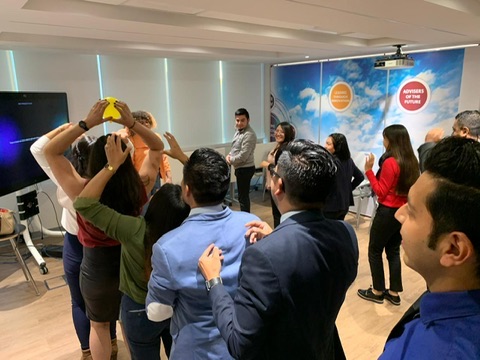 Participación de colaboradores en una dinámica grupal de bienestar