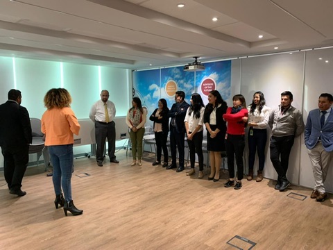 Sesión presencial de salud con colaboradores en sala de juntas
